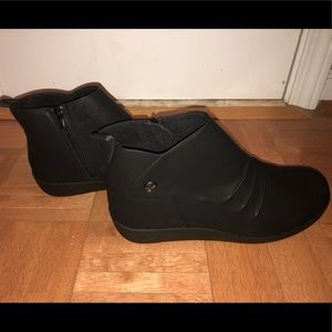 “3 for $20!” Water resistant booties